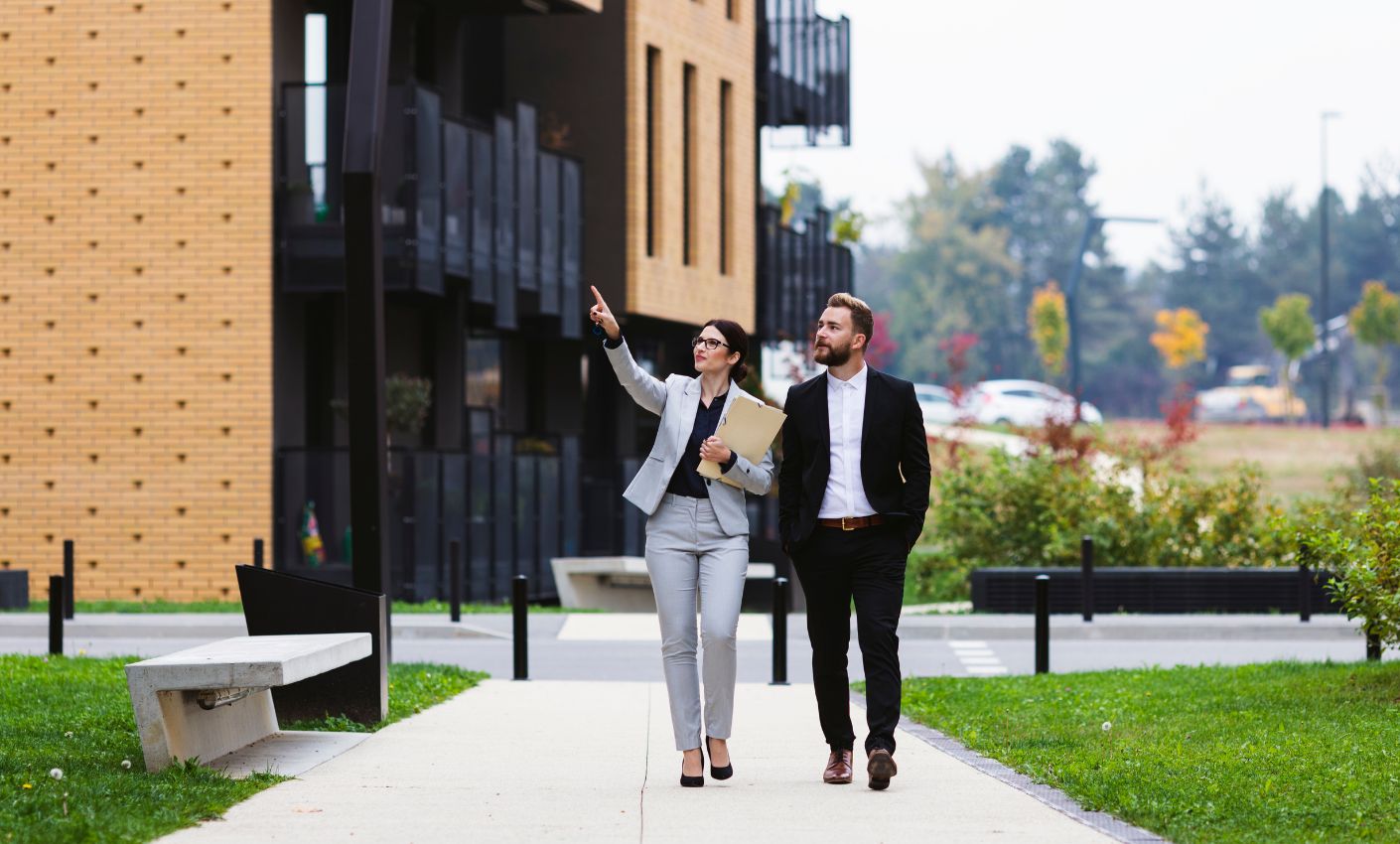 ev gösterimi yapan emlakçı