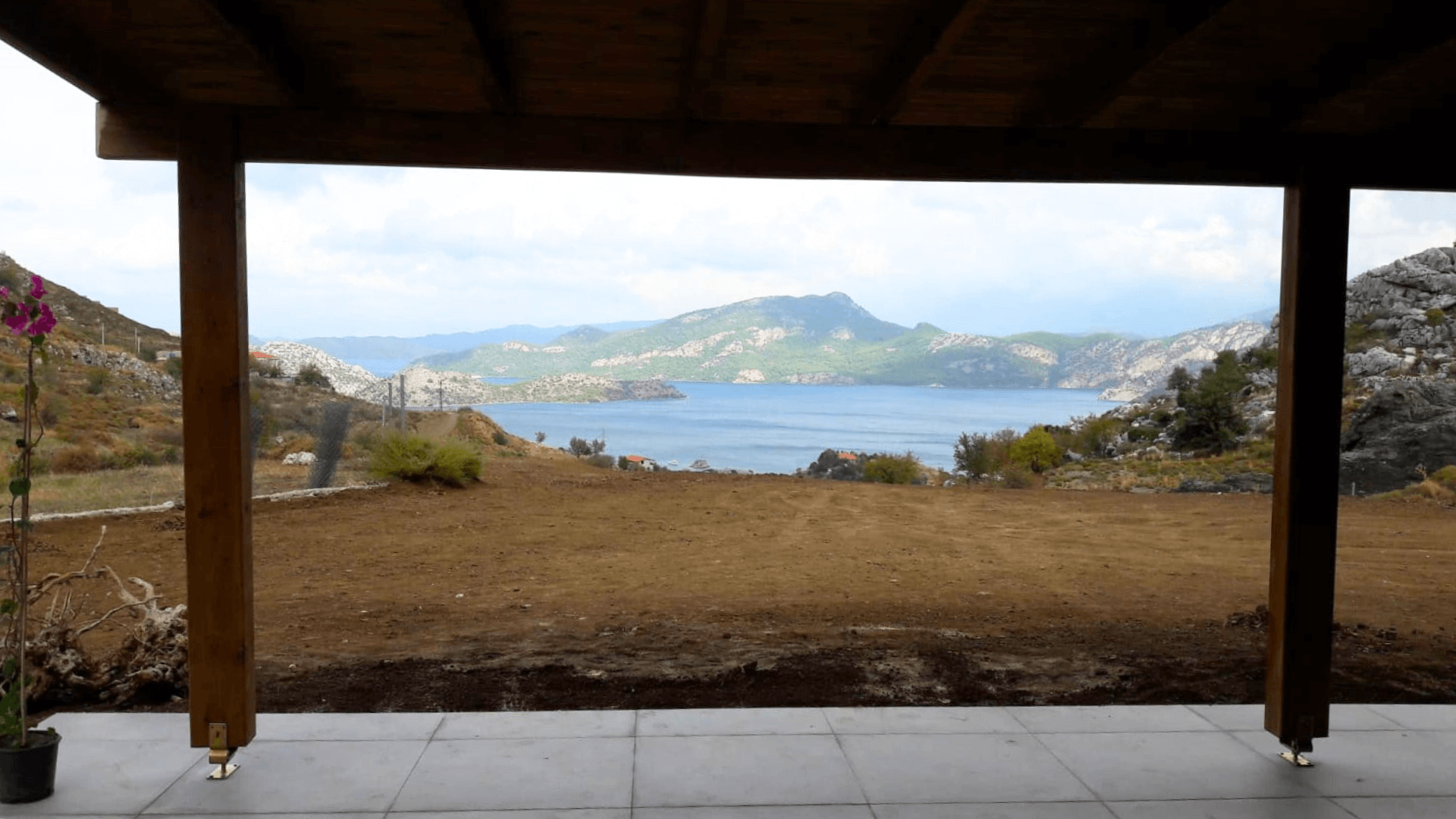 Selimiye’de Emsalsiz 2+1 Satılık Taş Ev & Müştemilat