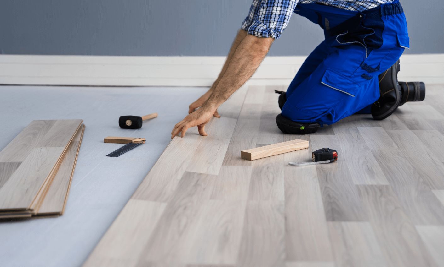 daireye parke döşemesi yapan usta