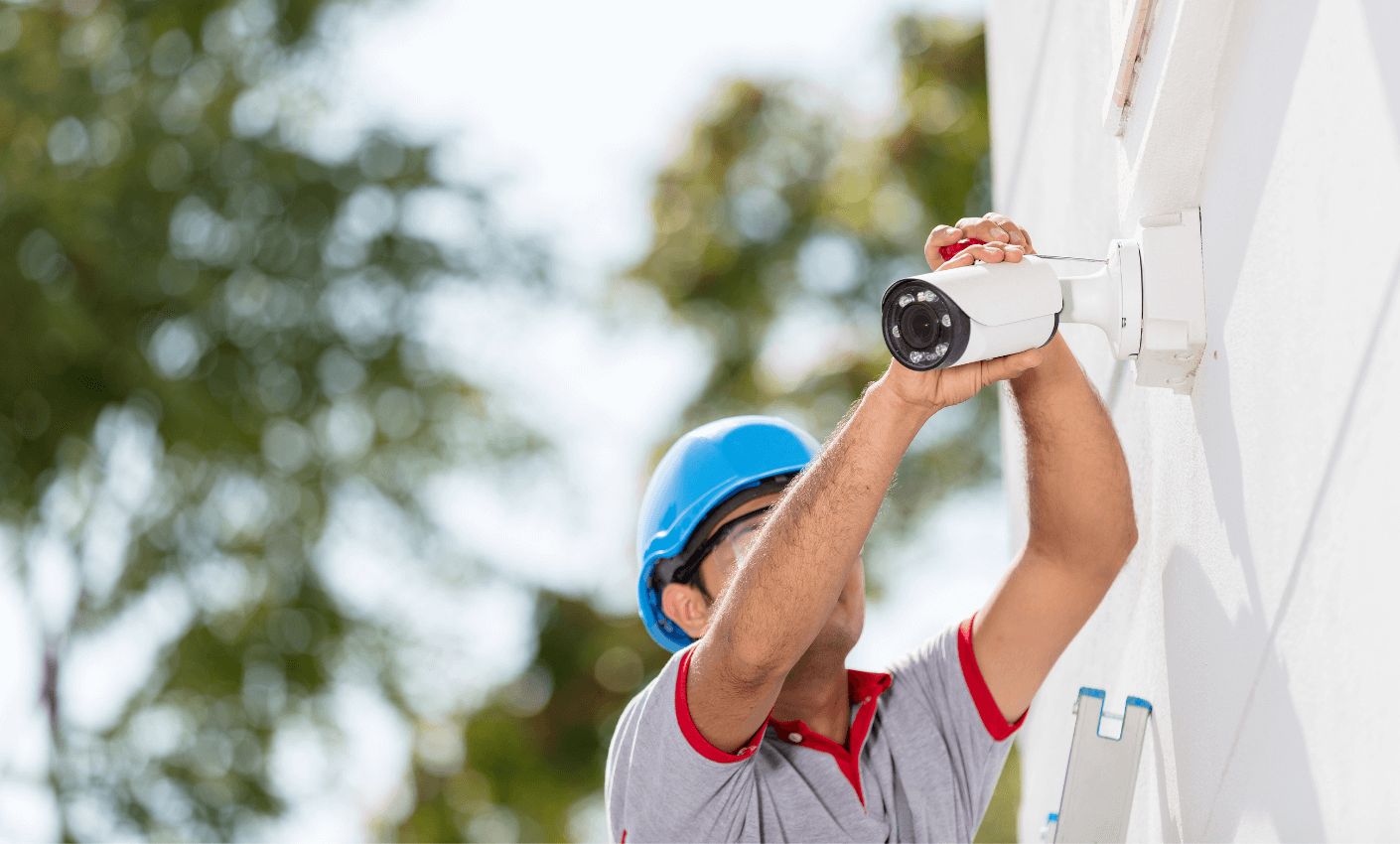 güvenlik sistemleri bakımı yapan görevli