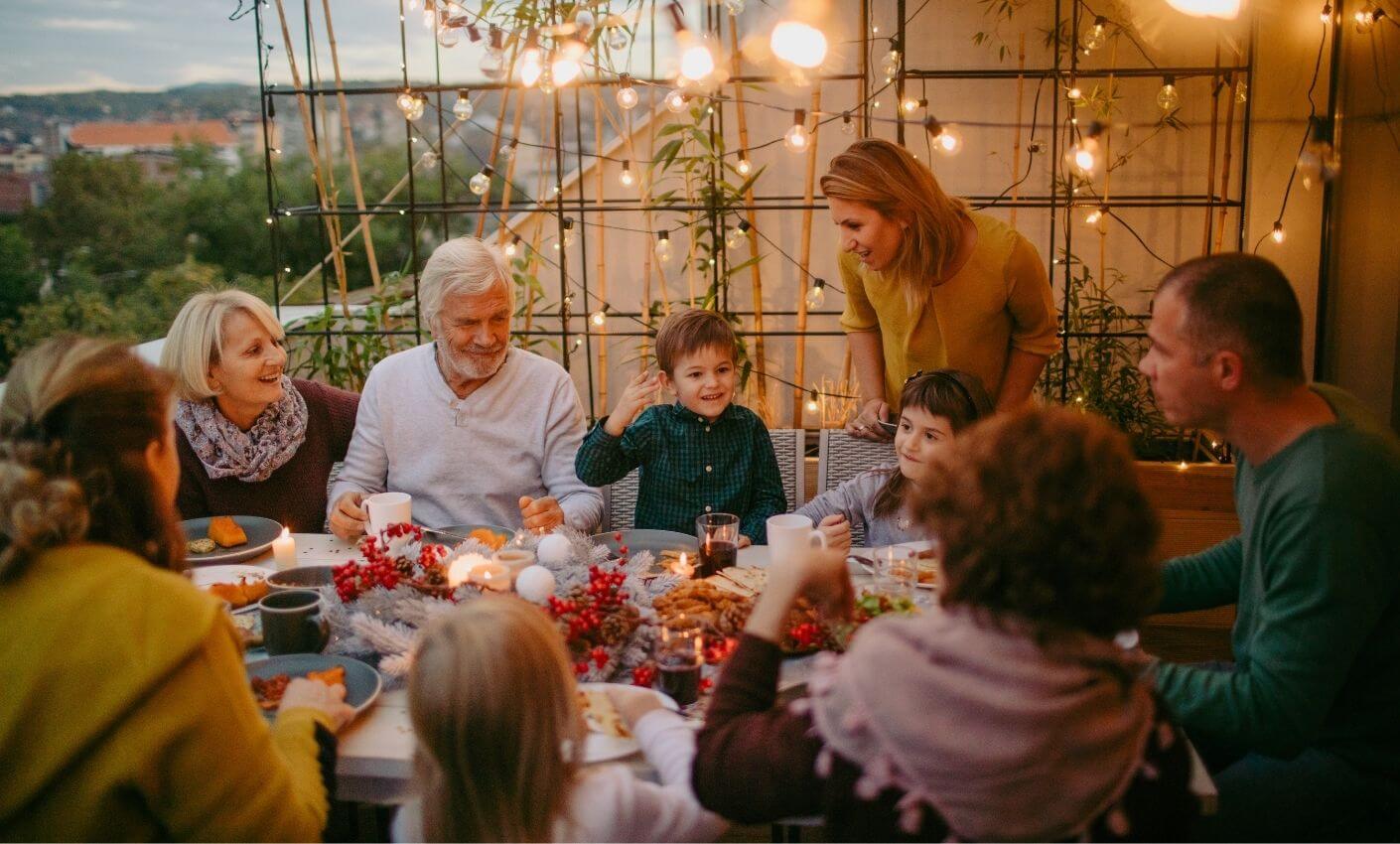intifa hakkı tanınan yaşlı çift çocuklarıyla birlikte akşam yemeği yiyor