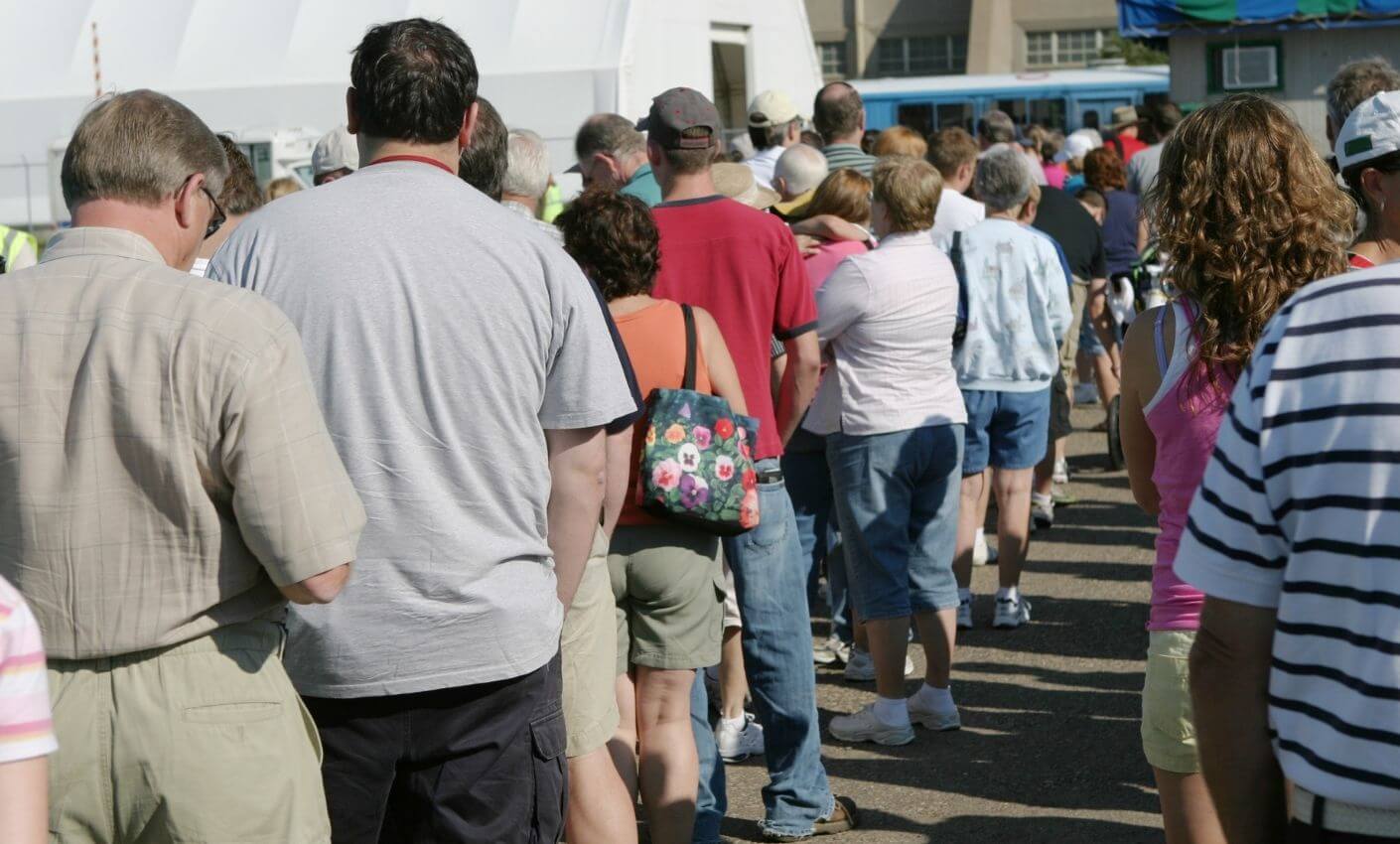 süresi dolan şerhi sildirmek üzere mahkemeye başvuran insanlar sırada bekliyor